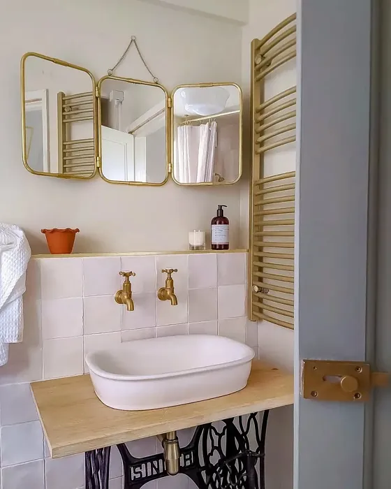 Farrow and Ball School House White bathroom interior