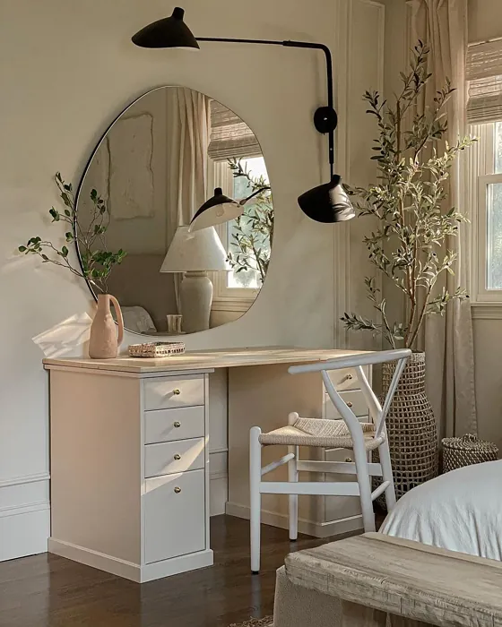 Sherwin Williams Creamy bedroom interior idea