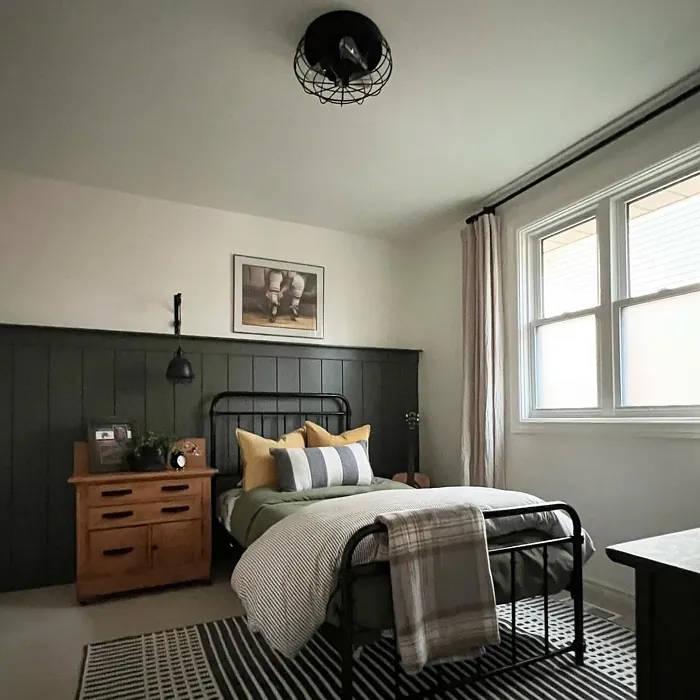 Benjamin Moore Swiss Coffee bedroom color review