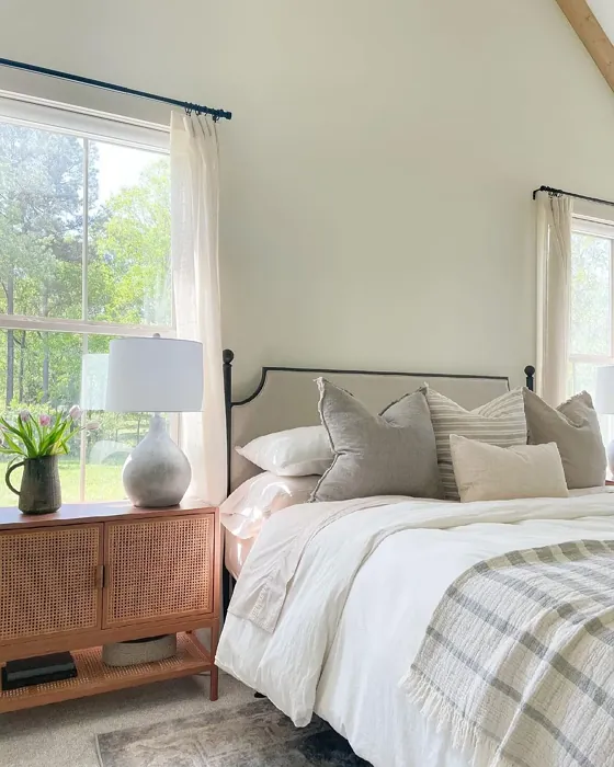 Benjamin Moore OC-45 cozy bedroom color review