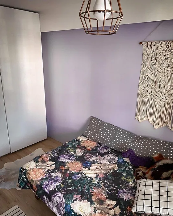 Purple paint Tikkurila X344 Minuet in a bedroom