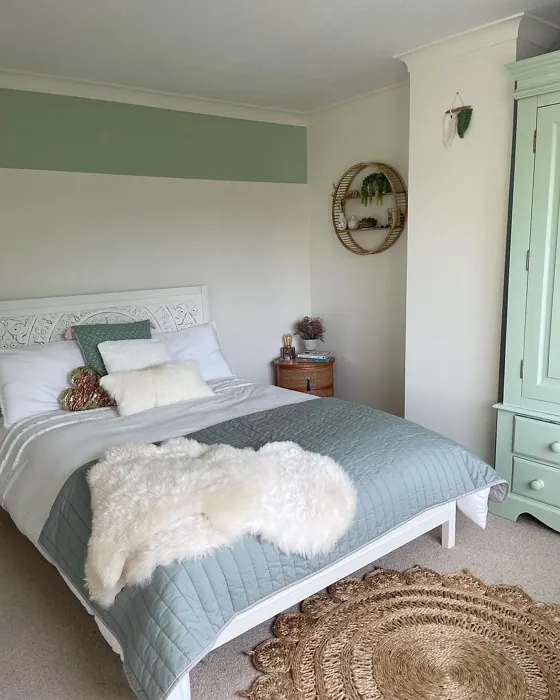 Farrow and Ball Wimborne White bedroom picture