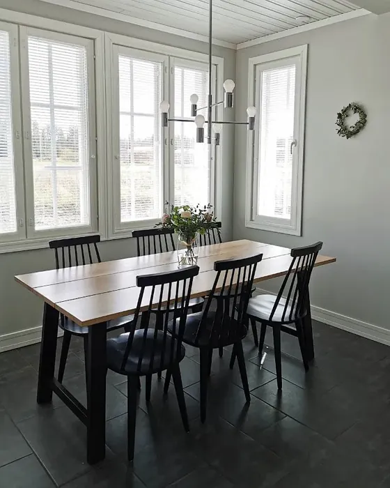 Dining room with greige walls Tikkurila Plaster