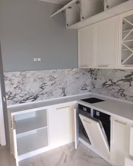 White kitchen cabinets and grey walls RAL7038 review