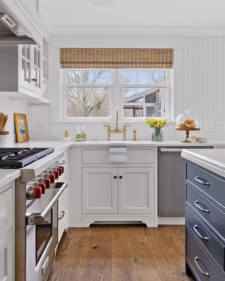 Benjamin Moore Abyss kitchen cabinets paint