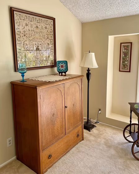 Benjamin Moore Gentle Cream wall paint