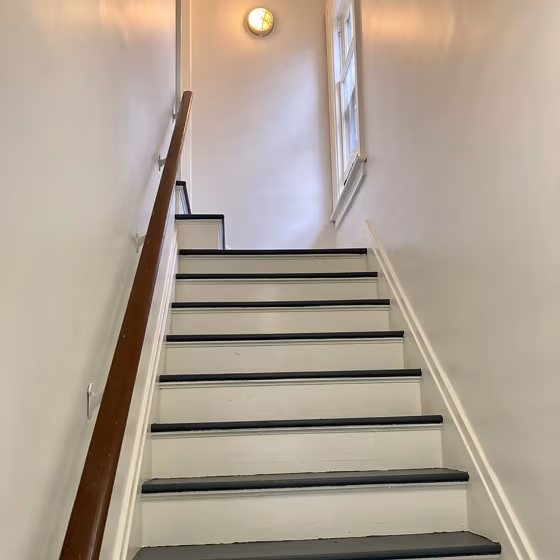 Benjamin Moore OC-85 hallway paint review