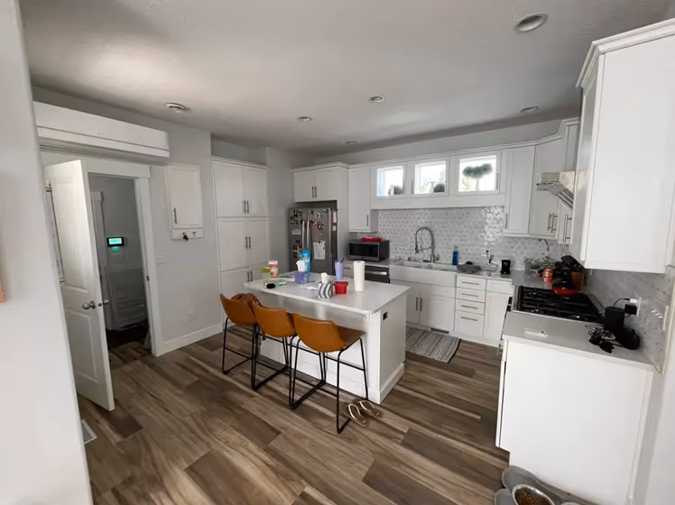 Benjamin Moore Paper White modern kitchen paint