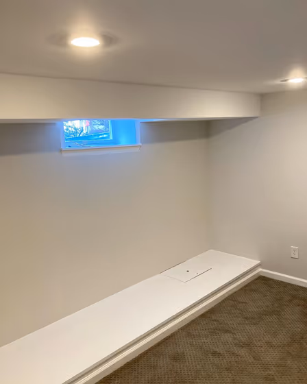 Benjamin Moore Paper White hallway paint review