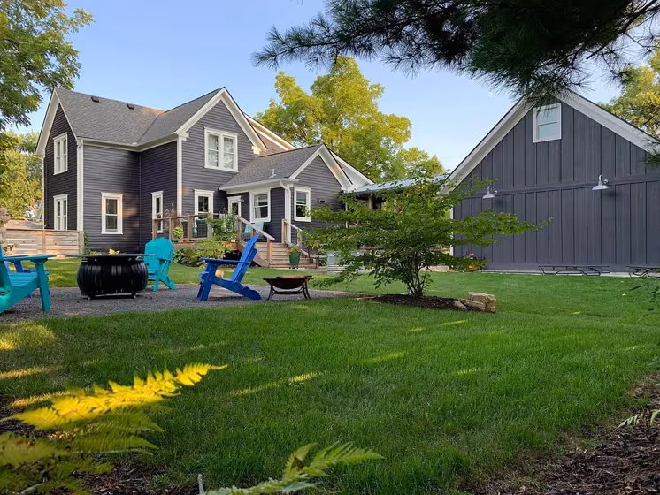 Bm Toucan Black House Exterior