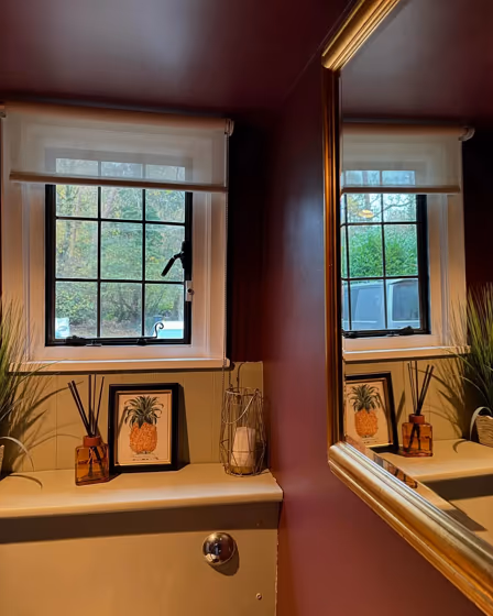 90RR 08/129 bathroom paint