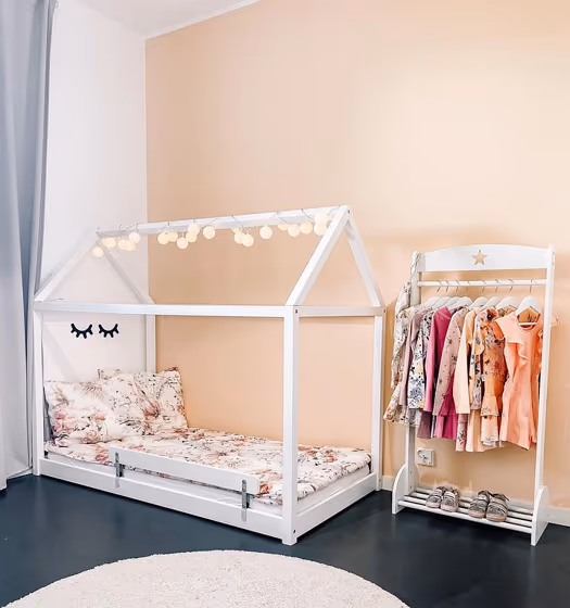 Peach accent wall in kidsroom Tikkurila H405