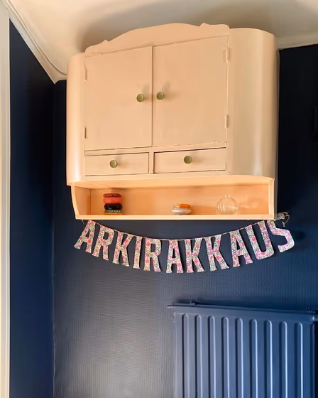 Painted shelves Tikkurila H405 Doll