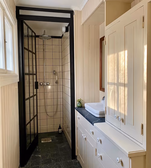 Joa's White victorian tiny bathroom