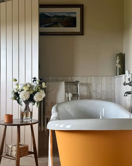 Joa's White stylish bathroom