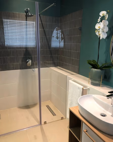 Dulux Midnight Garden bathroom 