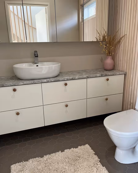 Tikkurila Mulberry H484 bathroom