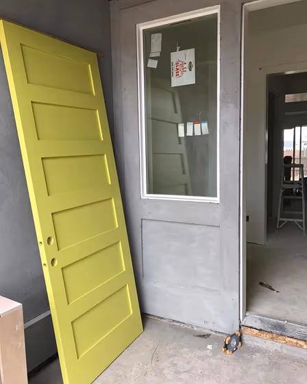 Nervy Hue Door