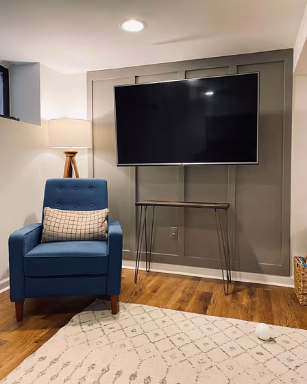 Gray accent wall Sherwin Williams Dovetail color