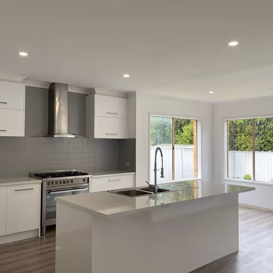 Dulux Vivid White SW1G1 kitchen