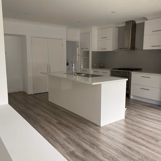 Dulux Vivid White SW1G1 kitchen