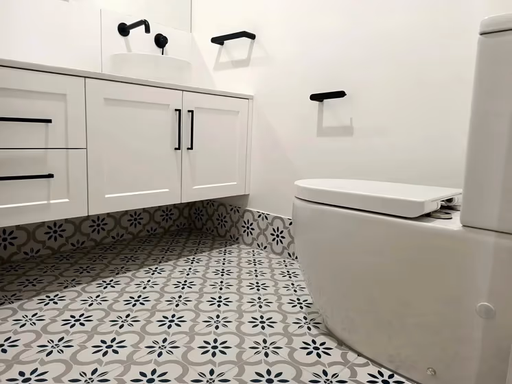 Dulux Vivid White SW1G1 bathroom