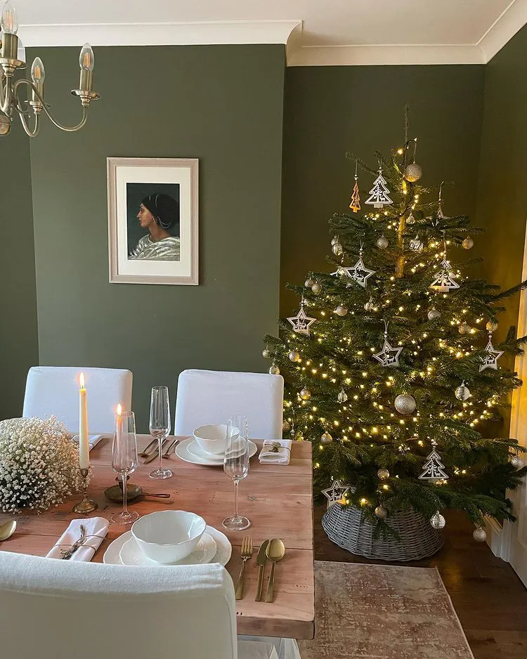 Christmas decoration for green dining room