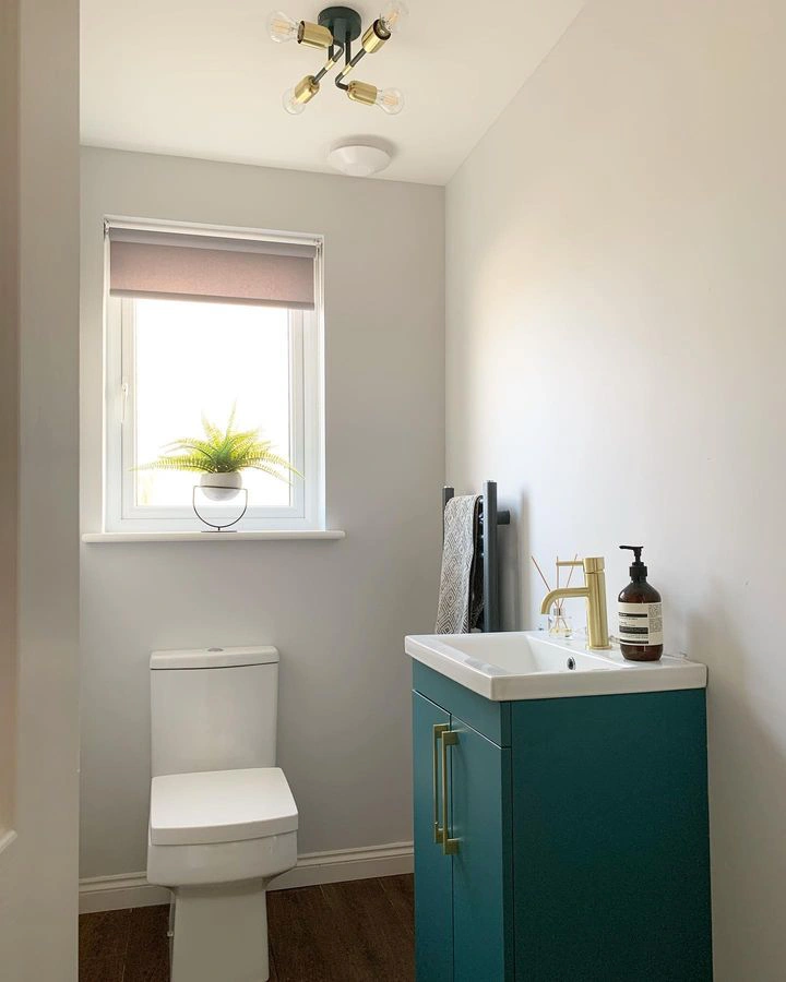 White walls bathroom with Dulux 50BG 83/009 paint