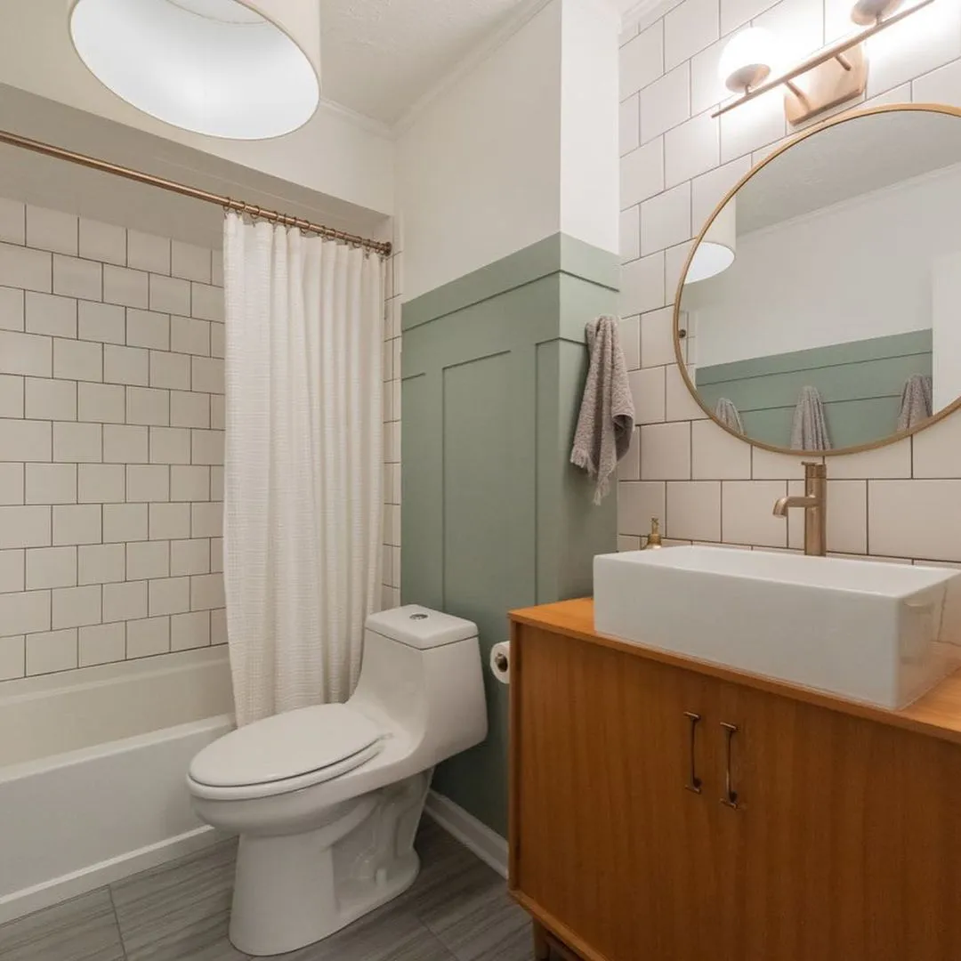 White tiles and pistachio walls bathroom - PLAN