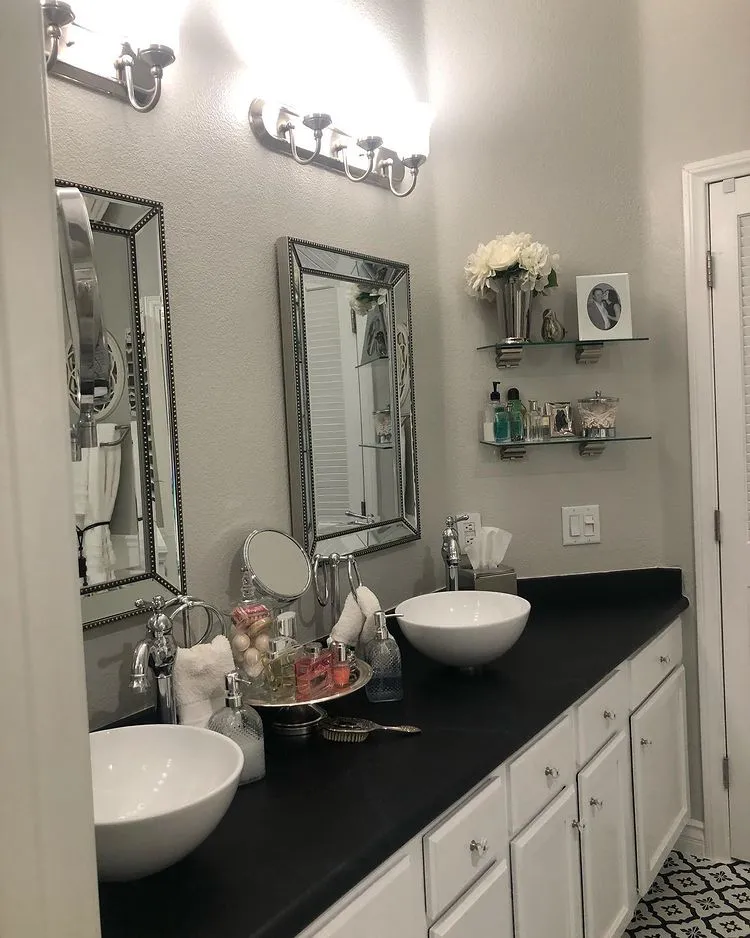 Bathroom interior idea light grey Silverpointe paint