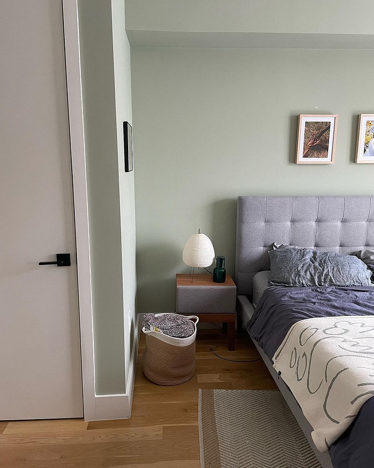 Bedroom Vert de Terre Farrow and Ball color