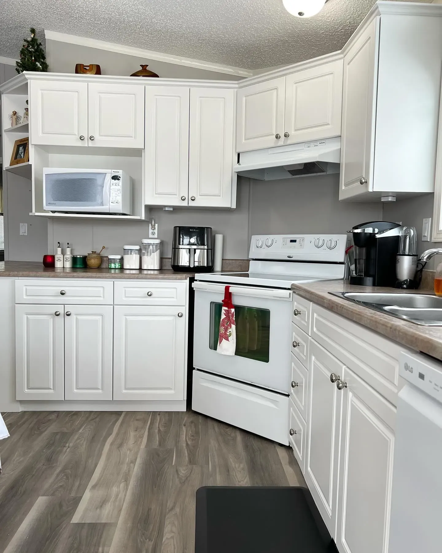 Behr Silky White kitchen cabinets color paint