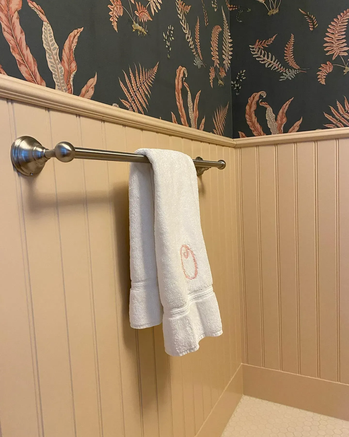 Benjamin Moore Georgetown Pink Beige bathroom wall panelling paint