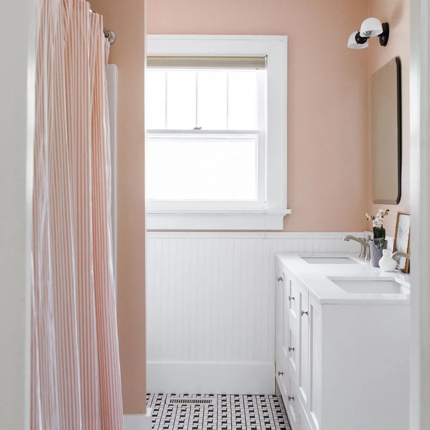 Benjamin Moore Georgetown Pink Beige bathroom interior