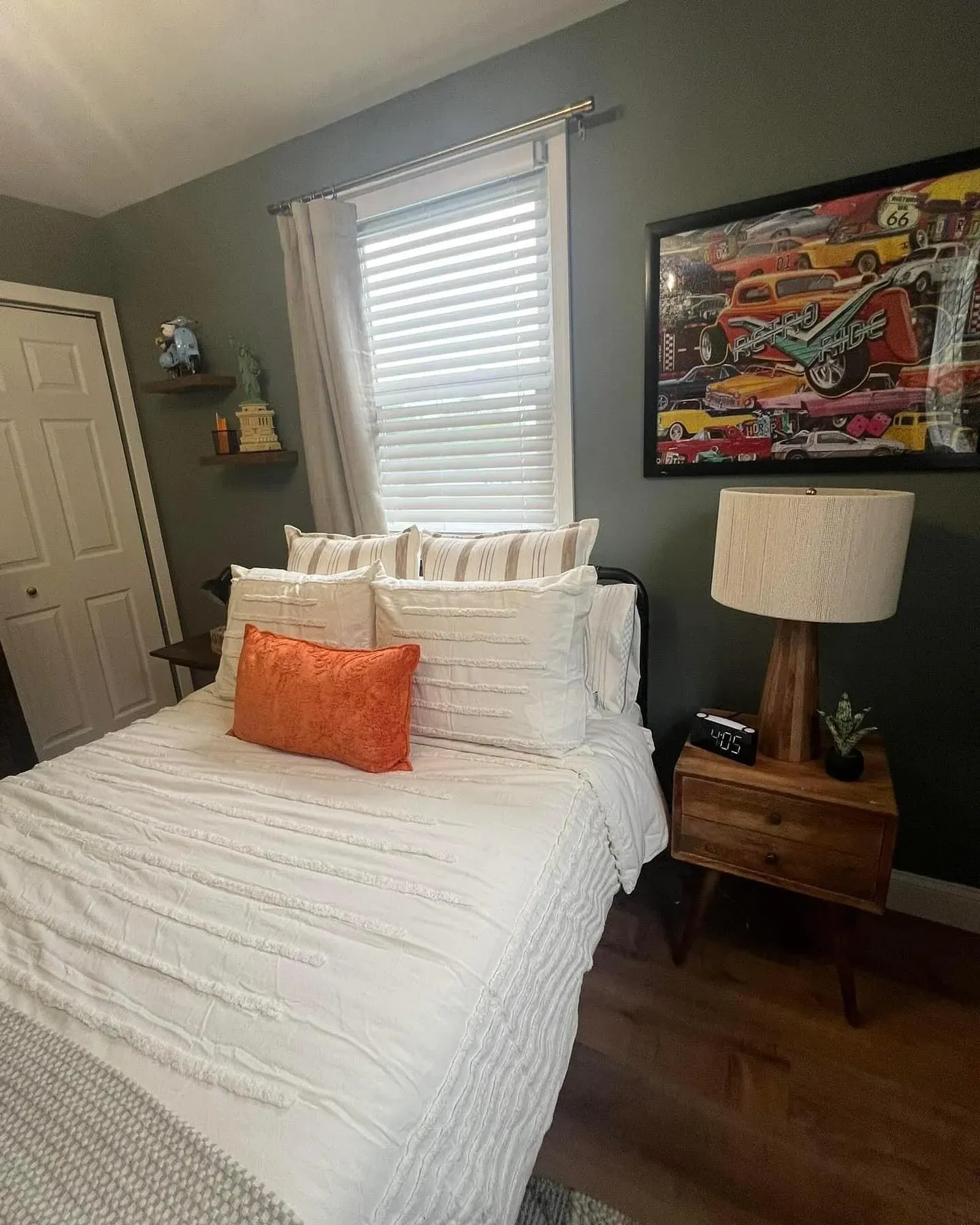 Benjamin Moore Intrigue bedroom picture