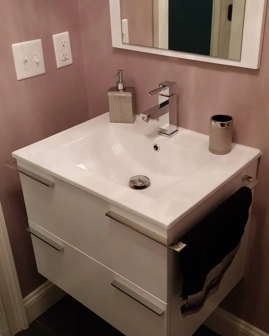 Benjamin Moore Mauve Desert bathroom interior