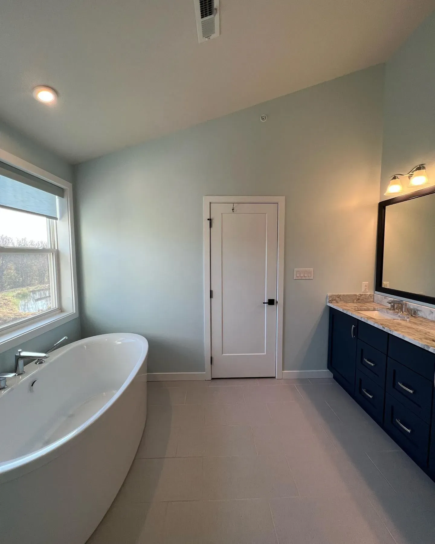 Benjamin Moore Ocean Air bathroom photo