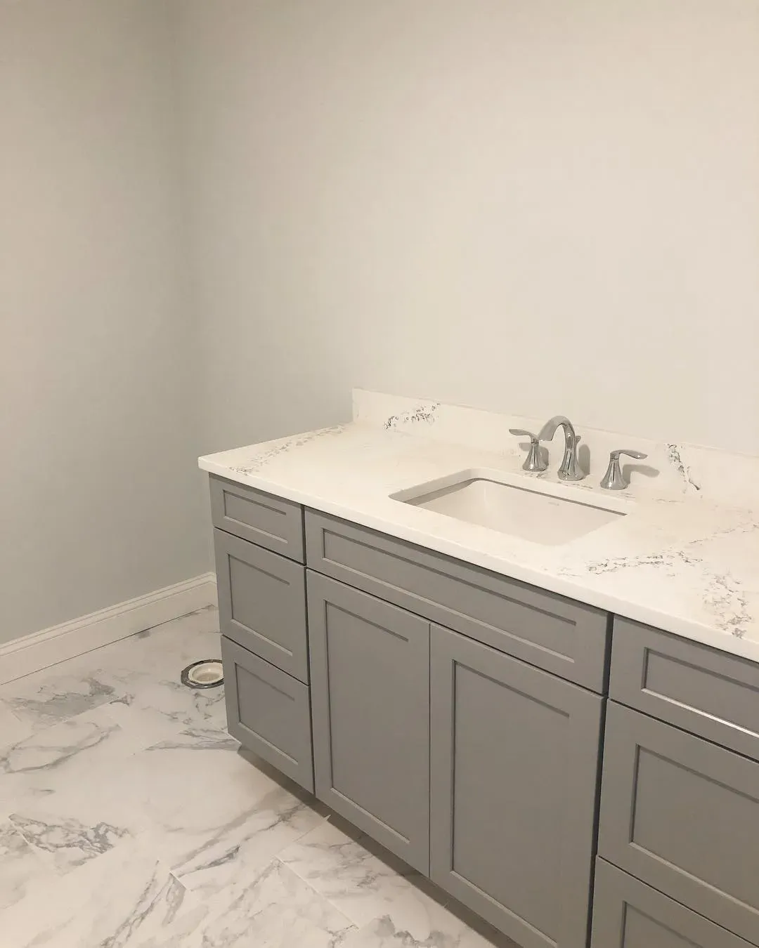 Benjamin Moore Paper White modern bathroom color