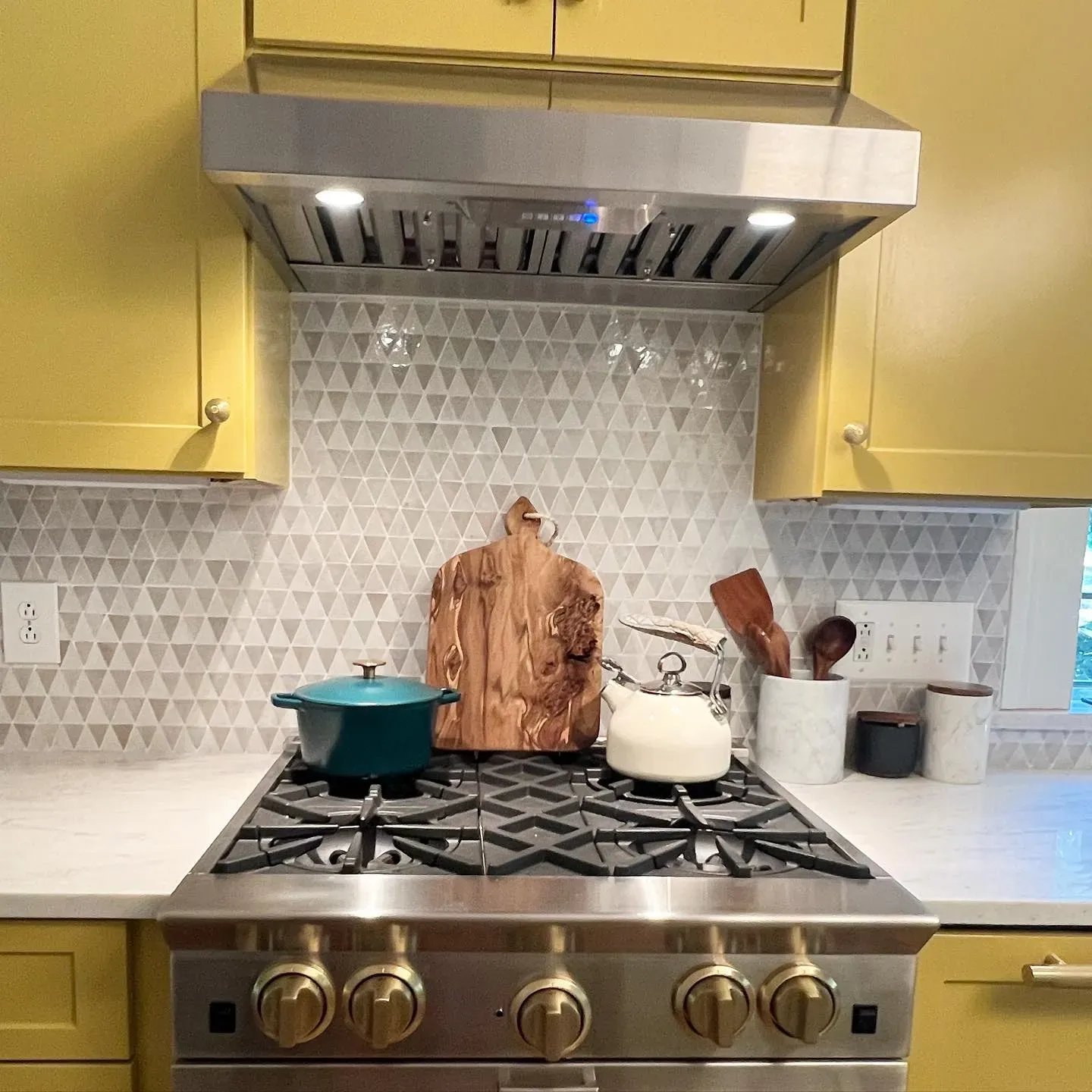 Benjamin Moore Stuart Gold kitchen cabinets 
