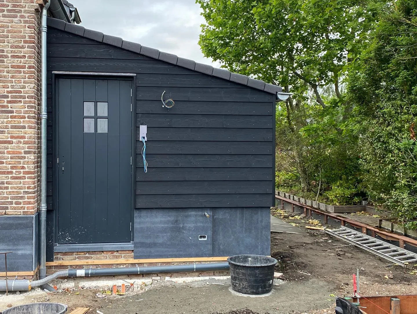 RAL Classic  Black grey RAL 7021 house exterior