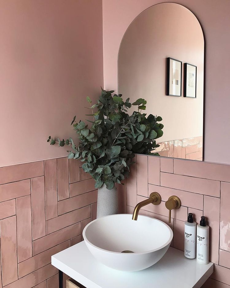 Stylish pink bathroom Farrow and Ball Calamine