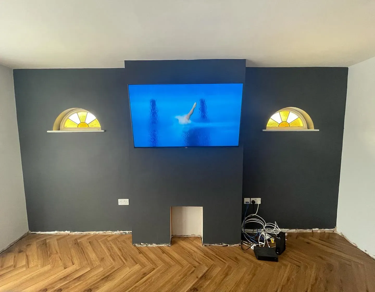 90BG 11/016 living room accent wall