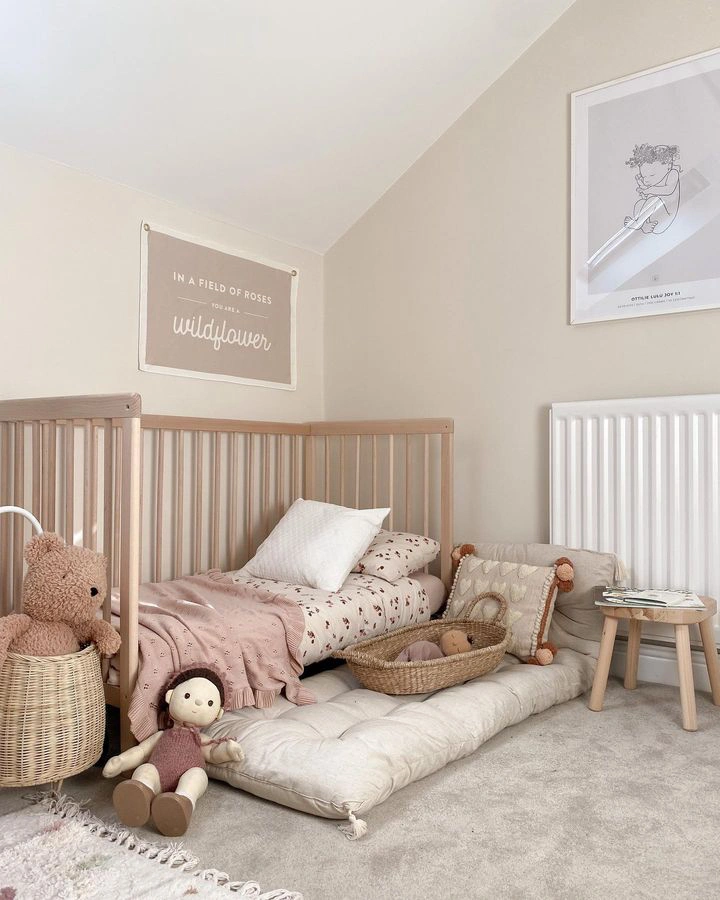 Pastel kidsroom with Farrow and Bal Dimity paint colour