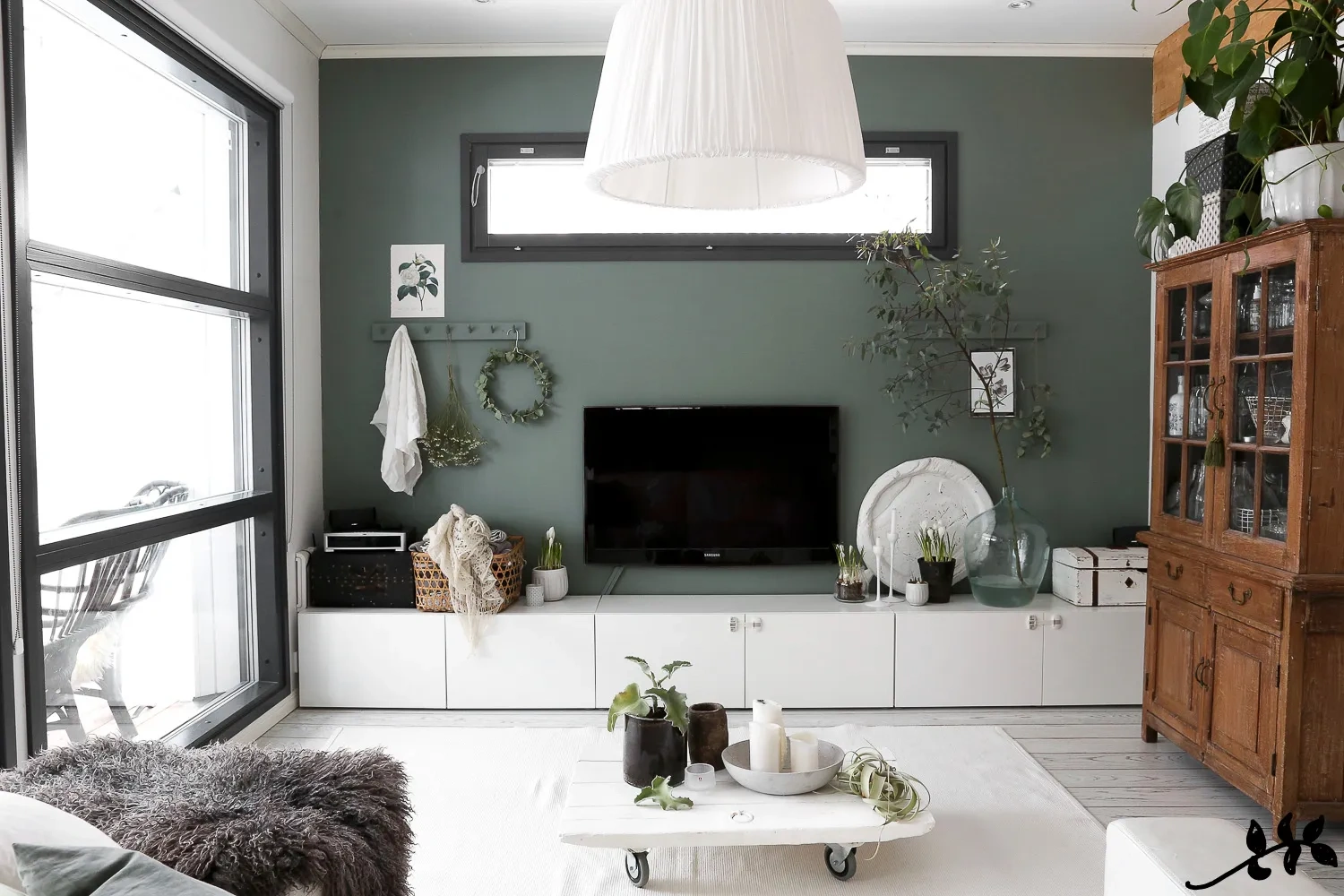 Interior with paint color Tikkurila Nephrite N494