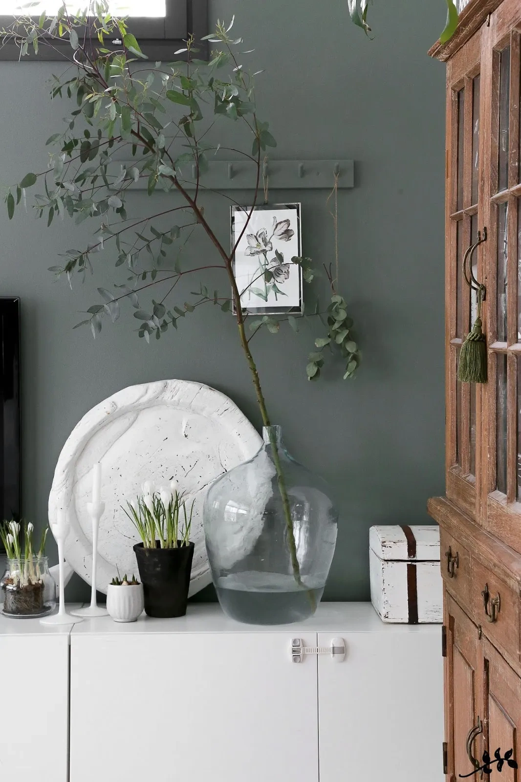 Interior with paint color Tikkurila Nephrite N494