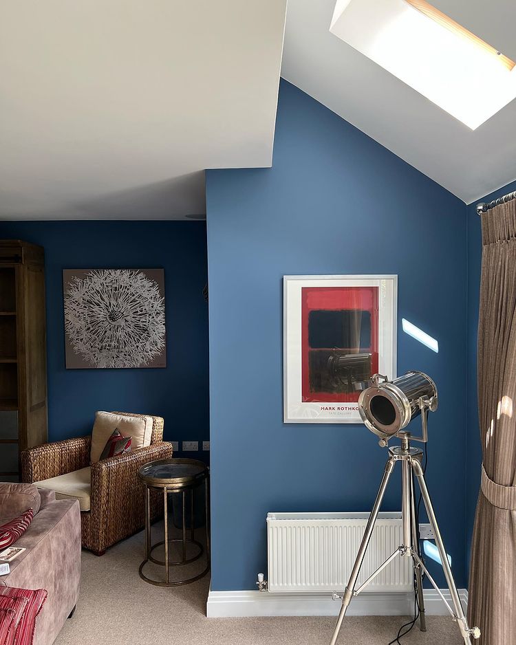 Dark blue Tikkurila S431 Delft colour living room interior