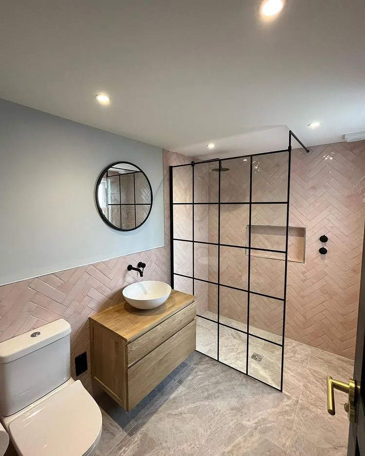 Bathroom with pink tiles and grey walls Dimpse Farrow and Ball