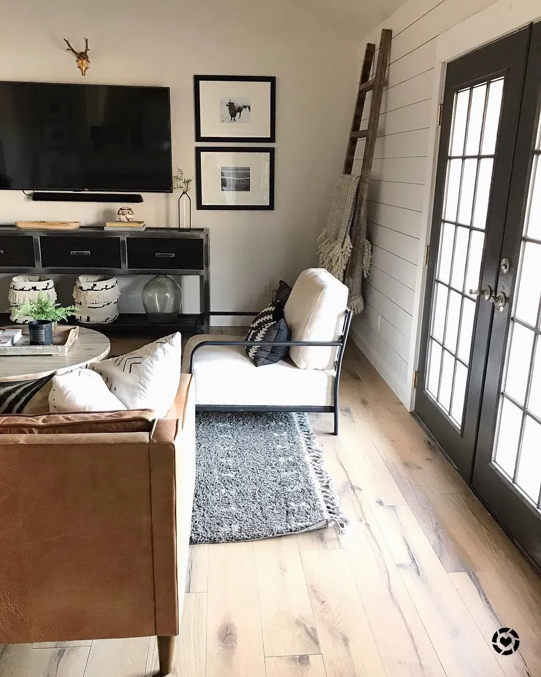 Sherwin Williams SW 7014 living room 