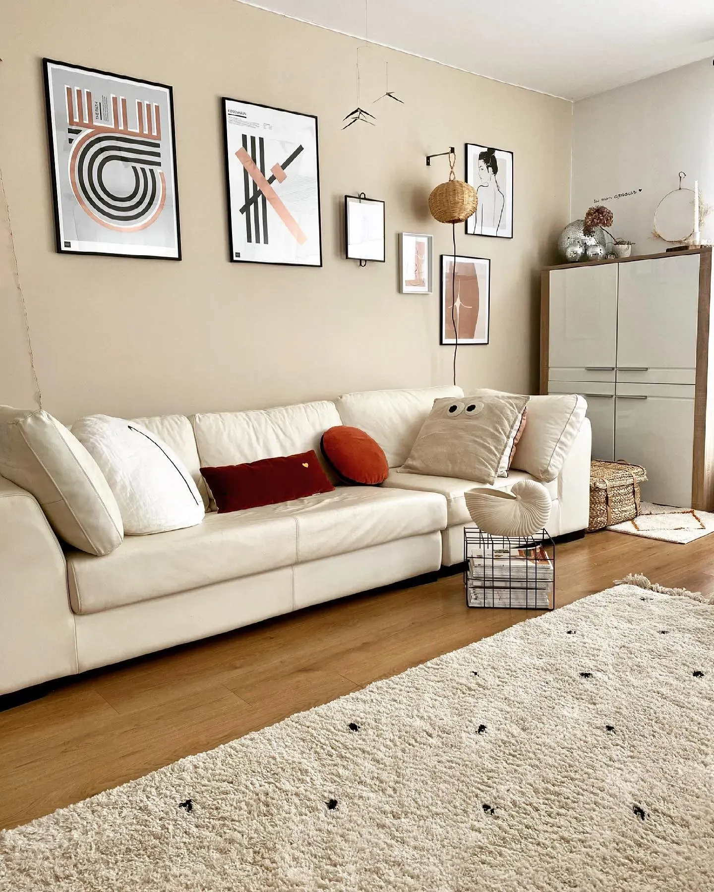 Joa's White scandinavian living room 