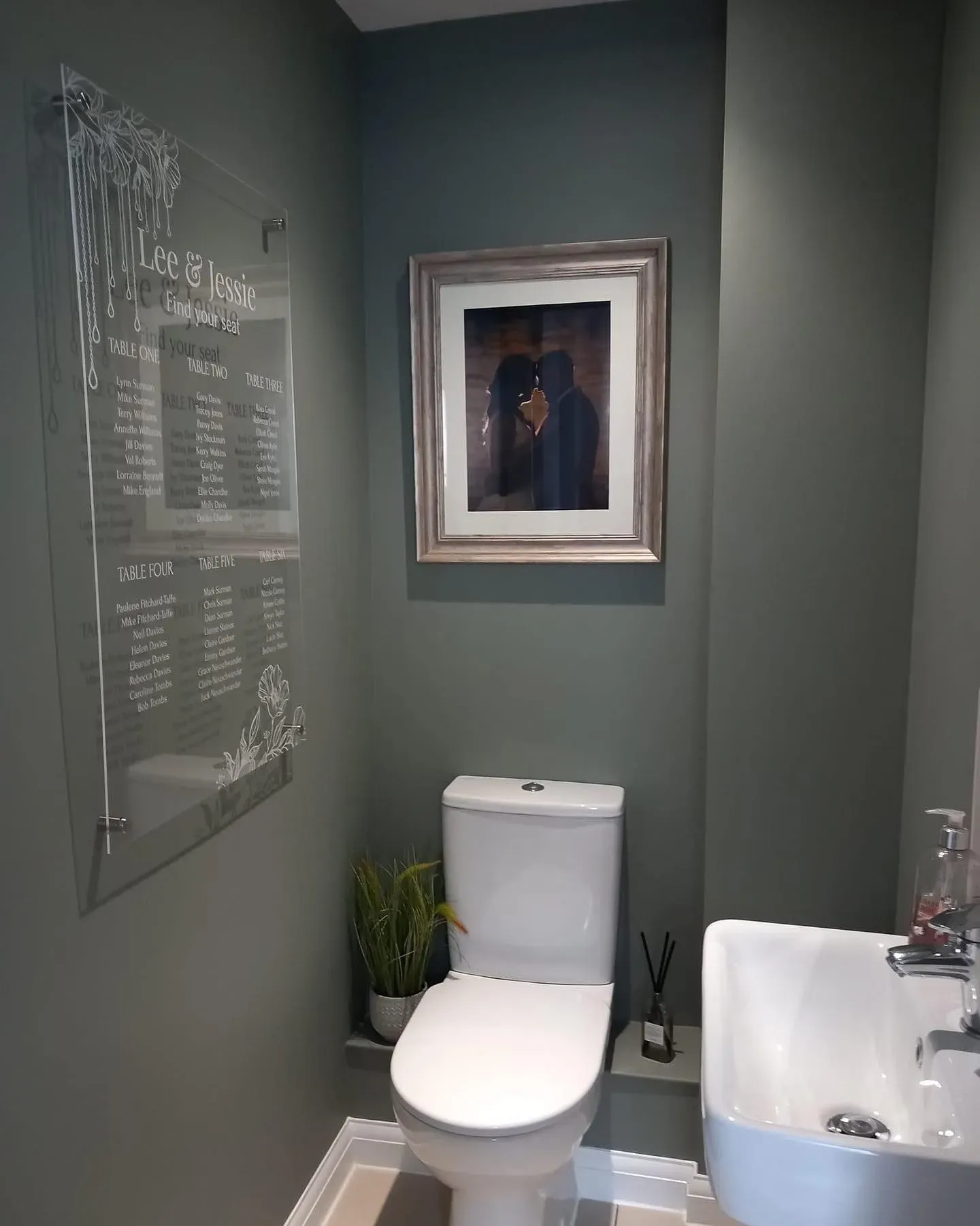 Dulux Flint Arrow bathroom picture